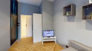 Televízia a/alebo spoločenská miestnosť v ubytovaní VIPoL Pokoje Kolorowe