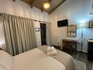een slaapkamer met een bed met twee handdoeken erop bij VIRSA BOUTIQUE ROOMS in Ioannina