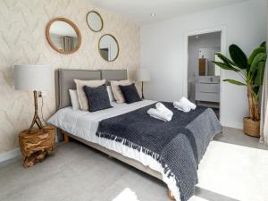 A bed or beds in a room at Magnificent penthouse with panoramics views