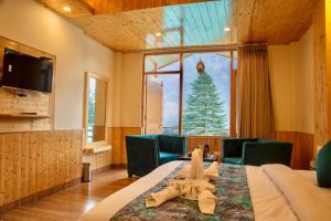 una habitación con una mesa con una toalla. en North Deodar Avenue, Manali, en Manali
