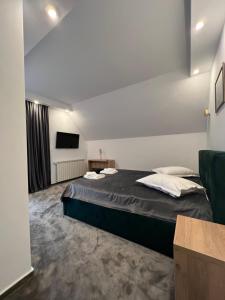 une chambre d'hôtel avec un lit et une télévision dans l'établissement Chesa Montana, à Rânca
