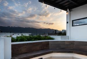 uma vista da varanda de uma casa com o pôr-do-sol em Cerca de UANL, equipado y lujoso en Tulancingo 10 em Monterrey