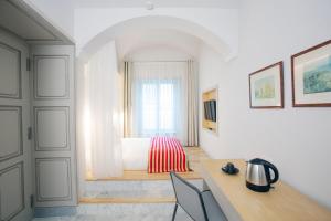 - une chambre avec un lit et une table avec des chaises dans l'établissement Dar Dorra, à Tunis