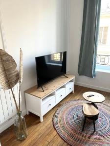 Μια τηλεόραση ή/και κέντρο ψυχαγωγίας στο Colbert - Hôtel de Ville - Forum - Boulingrin