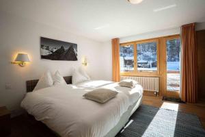 Postel nebo postele na pokoji v ubytování Duplex Apartment with Sauna and Garden in Zermatt