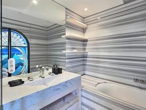 Kúpeľňa v ubytovaní RESIDENCE HARCOURT SAINT-JEAN-DE-LUZ