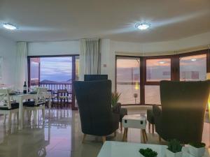Reštaurácia alebo iné gastronomické zariadenie v ubytovaní MEDANO4YOU Red Mountain Sea View Holiday Home