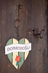 a heart with the word dodocoss written on it at Apartma kašča in Domžale