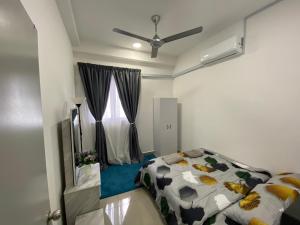 um quarto com uma cama e uma janela em SKF Homestay em Puchong