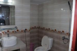 Hotel Blue Moon في شيتاغونغ: حمام مع مرحاض ومغسلة