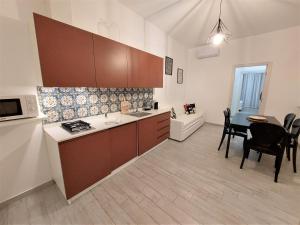 una cucina e una sala da pranzo con tavolo e sedie di Leone Apartments a Palermo Altre 14 foto