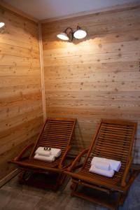 a sauna with two towels and two chairs at Apartma kašča in Domžale
