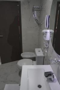 een badkamer met een witte wastafel en een toilet bij Apart M.B in Pigüé