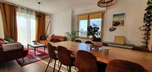 Una sala de estar con una mesa y sillas de madera. en Surfhouse, L'Oyat, en Saint-Pierre-Quiberon