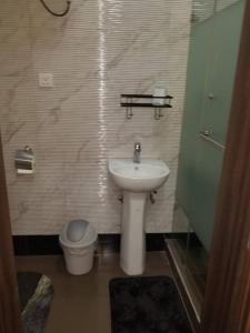 Ένα μπάνιο στο Nigus House Oniru