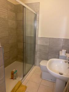 Ένα μπάνιο στο LUXURY 2 BEDS APARTMENT BY THE SEA +26 φωτογραφίες