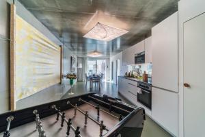 L'INOX في تولوز: مطبخ مع طاولة بلياردو في منتصف الغرفة