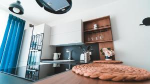 Ett kök eller pentry på Ideal Location, Stylish 1BR Apartment with Free Parking