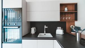 Köök või kööginurk majutusasutuses Ideal Location, Stylish 1BR Apartment with Free Parking