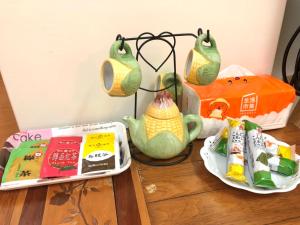 a table with some toys and a box of food at 聖甲虫空間 in T'u-ch'eng-tzu