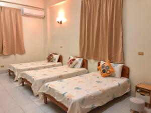 una habitación de hospital con tres camas. en 聖甲虫空間, en T'u-ch'eng-tzu