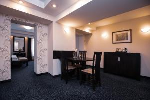 - une salle à manger avec une table et des chaises dans l'établissement Hotel Cherica, à Constanţa