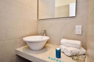 Koupelna v ubytování Lucky Star 403 by Vallettastay + 23 fotografií