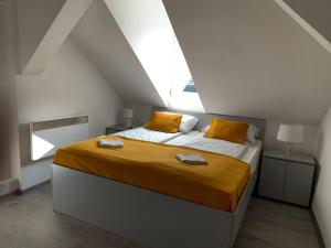 een slaapkamer met een groot bed op zolder bij Apartment Grey in Sarajevo