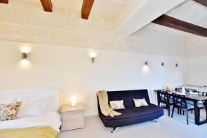 - une chambre avec un lit, une chaise et une table dans l'établissement Vallettastay- Lucky Star Penthouse 501, à La Valette