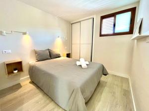 um quarto com uma cama com uma toalha branca em Timeless clock Apartment em San Bartolomé mais 33 fotografias