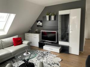 een woonkamer met een bank en een tv bij Ferienwohnung Wilzenbergblick in Schmallenberg