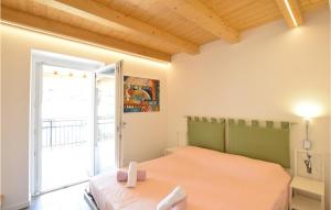 een slaapkamer met een bed en een open deur bij Casa Valbelluna in Tremea