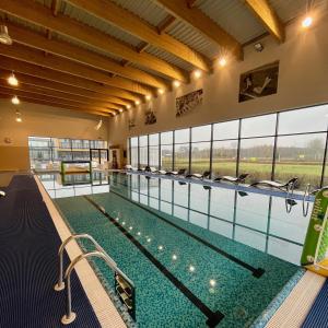 Bazén v ubytování Hotel Bonifacio SPA&SPORT Resort nebo v jeho okolí