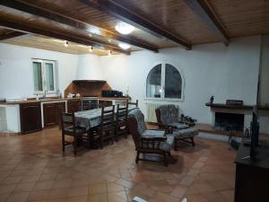 un soggiorno con tavolo e sedie e una cucina di Villa Angela 2 Santa Maria del Molise a Santa Maria del Molise