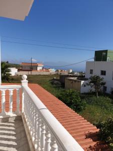 uma varanda com um corrimão branco e vista para o oceano em Casa Rural Fayna em Granadilla de Abona