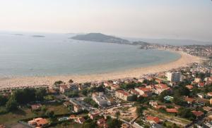 an aerial view of a beach with a crowd of people at Hotel Miramar Playa America Nigran in Nigrán