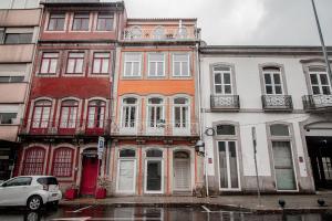 ein weißes Auto, das vor einem Gebäude parkt in der Unterkunft Cozy Studio w/ Patio by LovelyStay in Porto