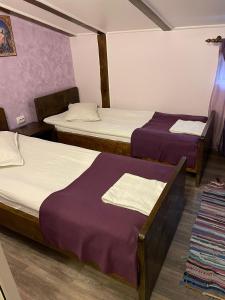 Galeriebild der Unterkunft Hanul La Cetate - Cazare pentru muncitori și delegați in Slimnic