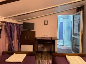 Galeriebild der Unterkunft Hanul La Cetate - Cazare pentru muncitori și delegați in Slimnic