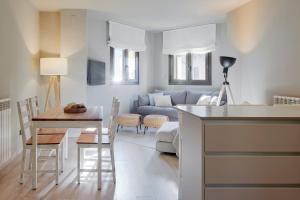 ein Wohnzimmer mit Sofa und Tisch in der Unterkunft Tanau by FeelFree Rentals in Naut Aran