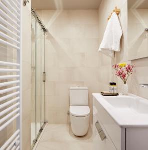 ein Badezimmer mit Toilette, Waschbecken und Dusche in der Unterkunft Tanau by FeelFree Rentals in Naut Aran
