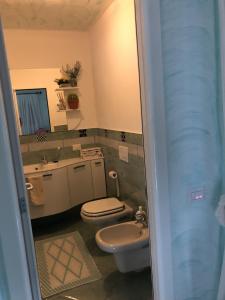 bagno con servizi igienici e lavandino di Appartamento in villa Porto Istana a Olbia