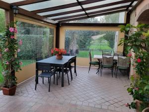 a screened in patio with a table and chairs at River Melody in Bettona