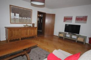 Ferienwohnung Bothe في Zandt: غرفة معيشة بها أريكة وتلفزيون