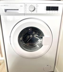 uma máquina de lavar branca com a porta aberta em Timeless clock Apartment em San Bartolomé