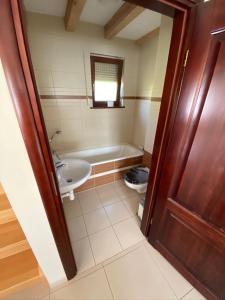 łazienka z toaletą, umywalką i wanną w obiekcie kormoran-sarbinowo w Sarbinowie