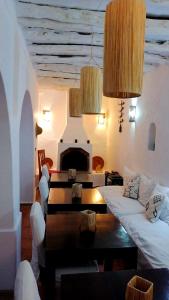 sala de estar con 2 sofás blancos y chimenea en Riad Ocean Medina, en Essaouira
