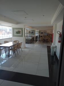 - une salle à manger et une cuisine avec une table et des chaises dans l'établissement Piazza Caldas com acesso gratuito Acqua Park Diroma, à Caldas Novas