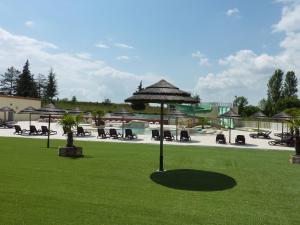 Fotografia z galérie ubytovania Camping le Lac de Thoux v destinácii Saint-Cricq