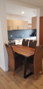 cocina con mesa de madera y 2 sillas en Joanna Apartment - Worms en Worms
